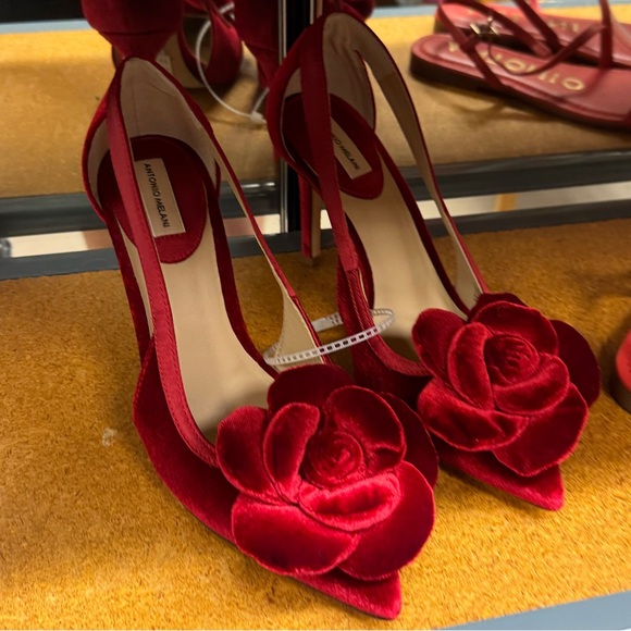 NWT Antonio Melani Ester Velvet Flower Heel Pumps - Picture 5 of 5